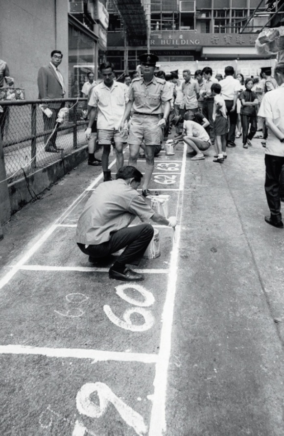 1959年，政府制定小販政策，興建公眾街市之餘，建議設立離街固定小販市場。中環利源街是最早的小販區之一。（政府新聞處圖片資料室照片）