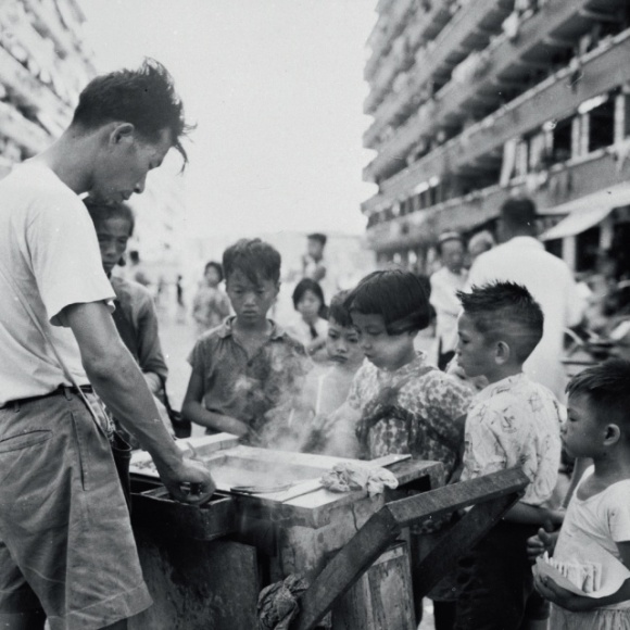 前市政局自1970年起，以熟食檔小販和流動小販容易造成更多環境滋擾和衞生問題，停止發出小販牌照，減少街上小販的數目。（政府新聞處圖片資料室照片）