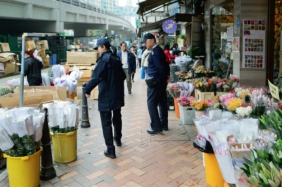 食環人員加強掃蕩鮮花商販阻街行動。