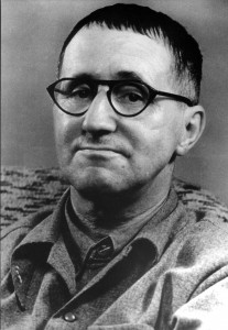 布萊希特（Bertolt Brecht, 1898-1956）為當代劇場的理論及劇作先行者，以提出叙事劇場（epic theatre）及 學習戲劇（learning play）等觀念聞名。他認為傳統劇場已經失效，戲劇中固定不變的事件只會讓觀眾不作思考，於是劇場應該將題材荒誕化，甚至製造疏離效果，引發觀眾的介入與思考。  希萊希特的劇場理論成為了後戲劇劇場的發展基礎，近代的劇作家、劇場理論家及演員等許多都深受他的影響。