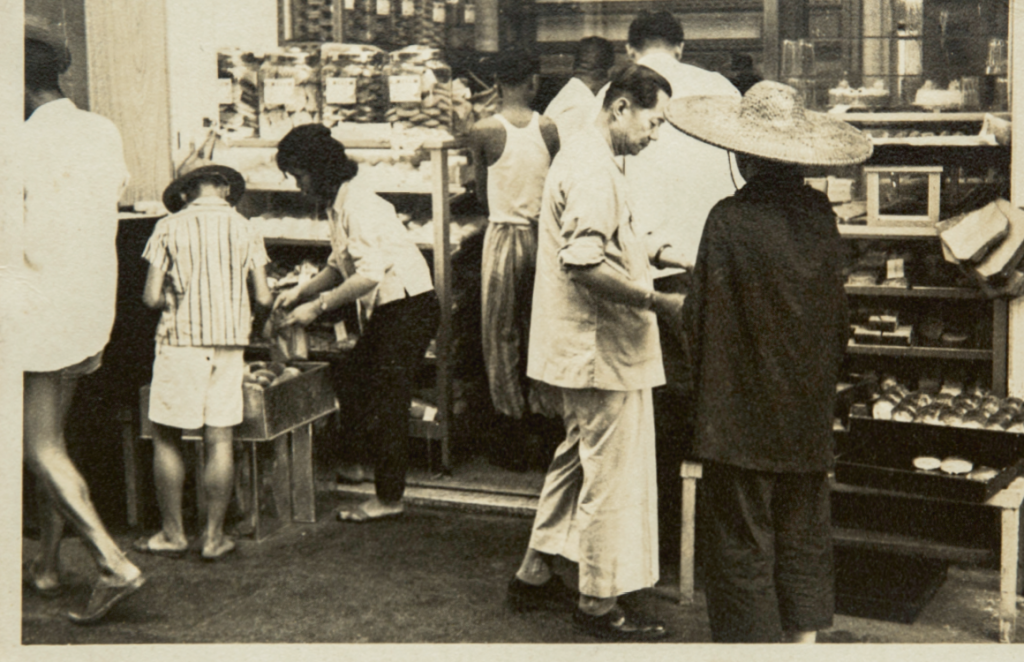 這是香香麵包的前身「香香餅家」，站在店門前衣袖束起的正是年輕時的姜勝和。（圖片由受訪者提供）
