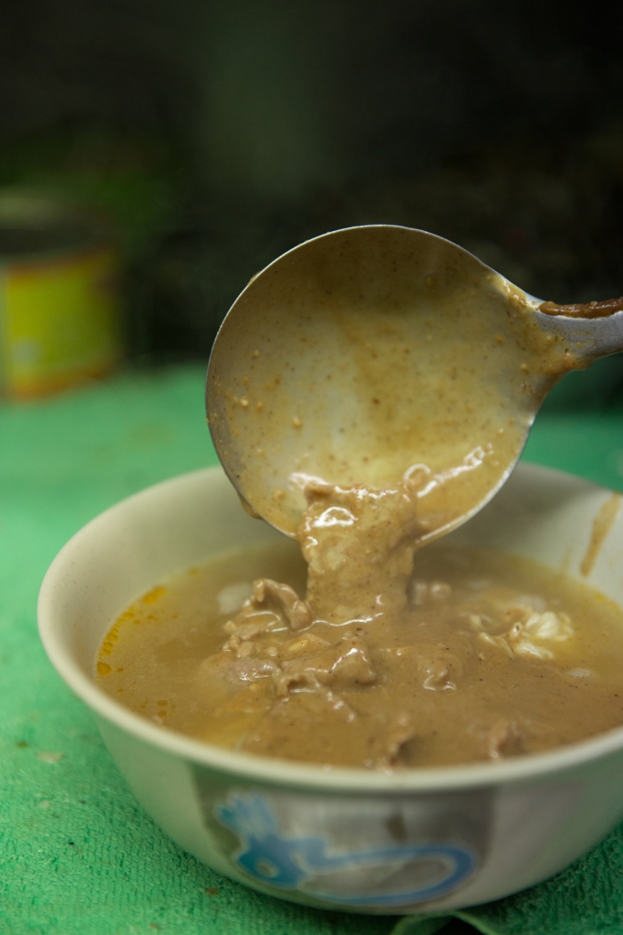 沙爹牛肉蟹皇麵 ｜ 沙嗲牛麵是無數人心裏的comfort food，飽吸了沙嗲濃湯的麵條，格外惹味撩人。補充一下什麼是蟹皇麵，來自日本的它，本質與出前一丁或公仔麵無異，但由於它細滑爽口，毫無油膩感，即使要多付兩元，客人也願意點叫。（$28）