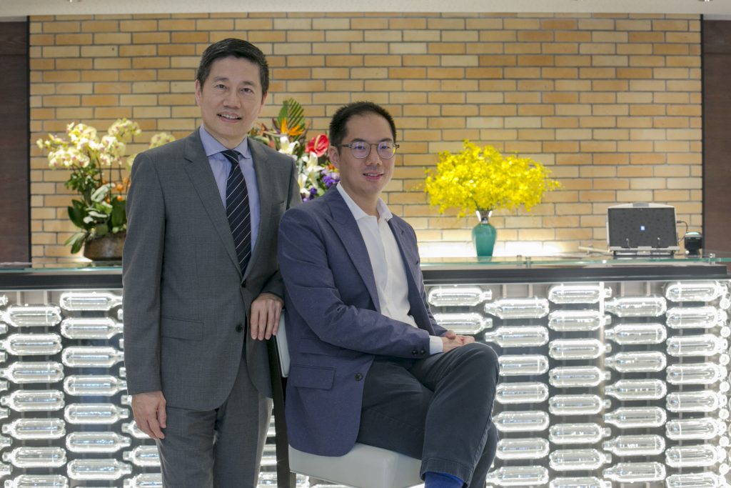 君立酒店總經理王漢強（左） 及發展商梁澄宙（右）
