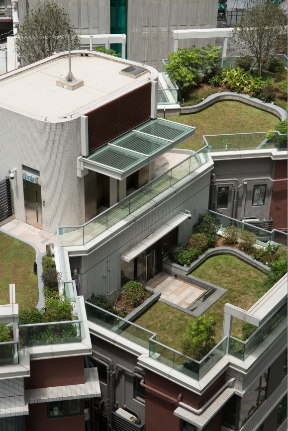 綠化天台和空中花園是本港綠色建築常見特色，圖為煥然壹居低座綠化天台，種有兩棵桂花樹，以香氣迎接住戶歸來。