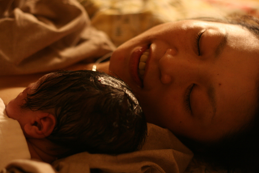 河瀨早已成為兩子之母，她拍攝紀錄片《垂乳女》（2006），記錄多位女性初為人母的階段。