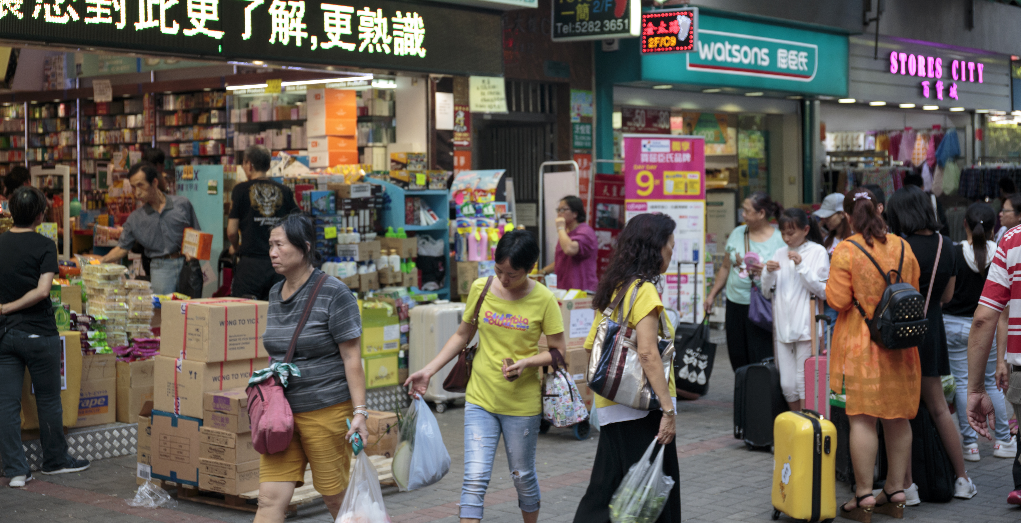 新墟有不少店舖變成藥房，平日也可看有人拖着行李箱購買日用品。