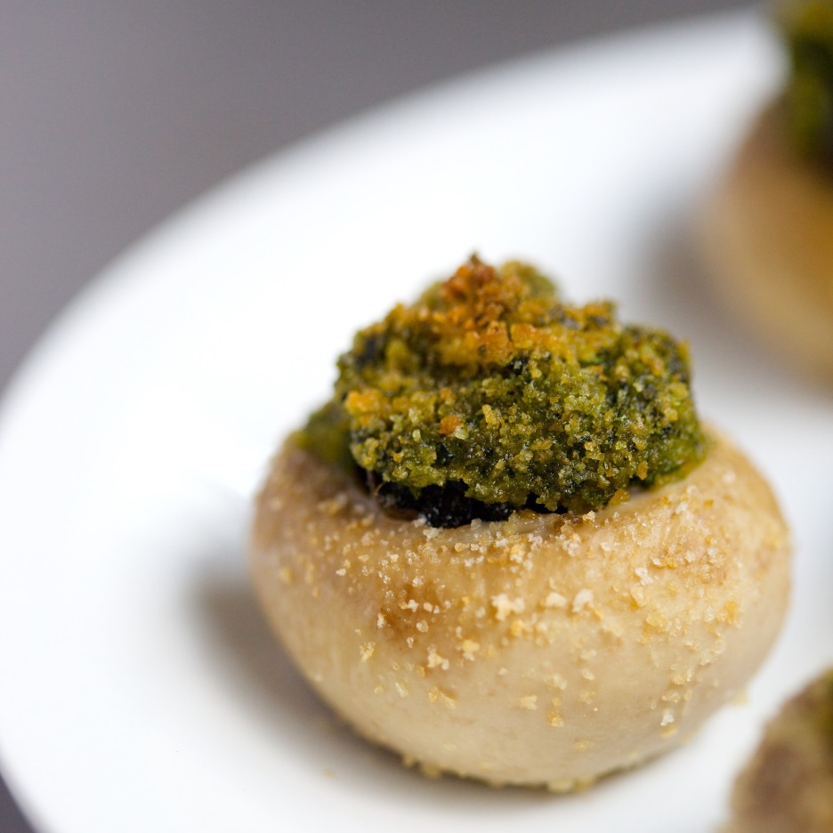 terroir-parisien_snails-baked-in-a-paris-mushroom-cap-with-parsley-and-garlic-butter-hkd158