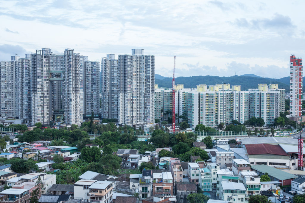 香港有逾四萬二千棟私人建築物屬既有建築，由於舊樓業權分散增添變綠的挑戰性，但同時亦是未來香港綠色建築發展的新動力。