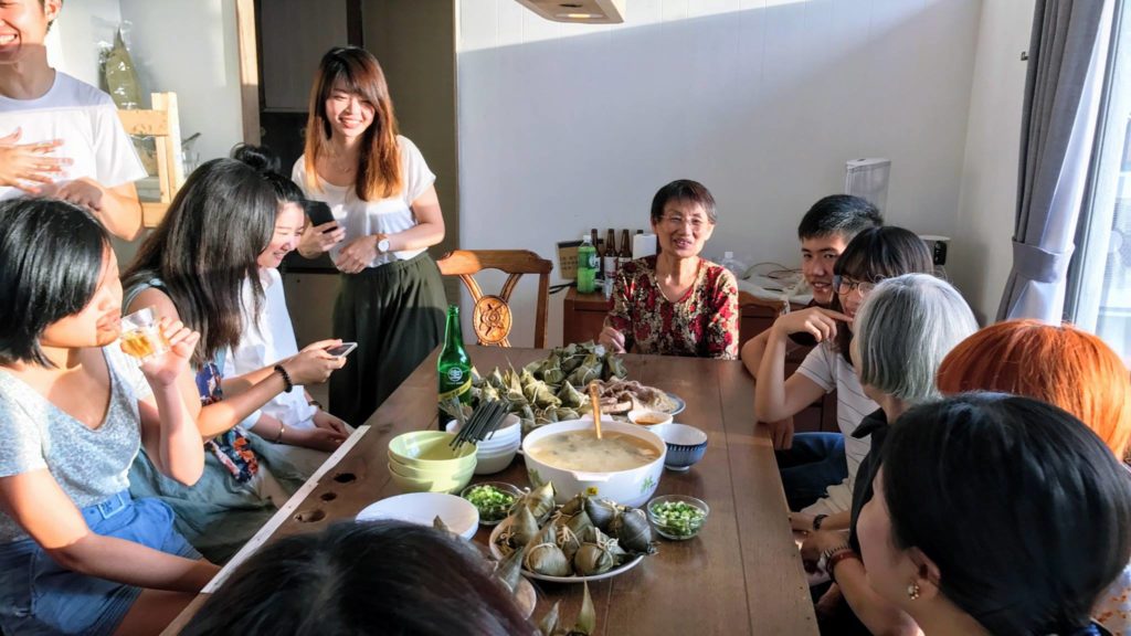 今年端午節玖樓實踐「青銀共食」，老少朋友聚首一堂，藉着一起包粽子的活動，重建人與人、人與食物、乃至人與社會的關係。