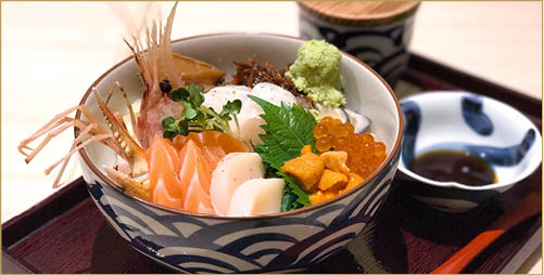 太古城「北海丼」的招牌海鮮丼，用上微溫微醋米飯拌以飯素，做法正宗。