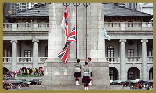 1997年，香港回歸中國，結束殖民歲月。