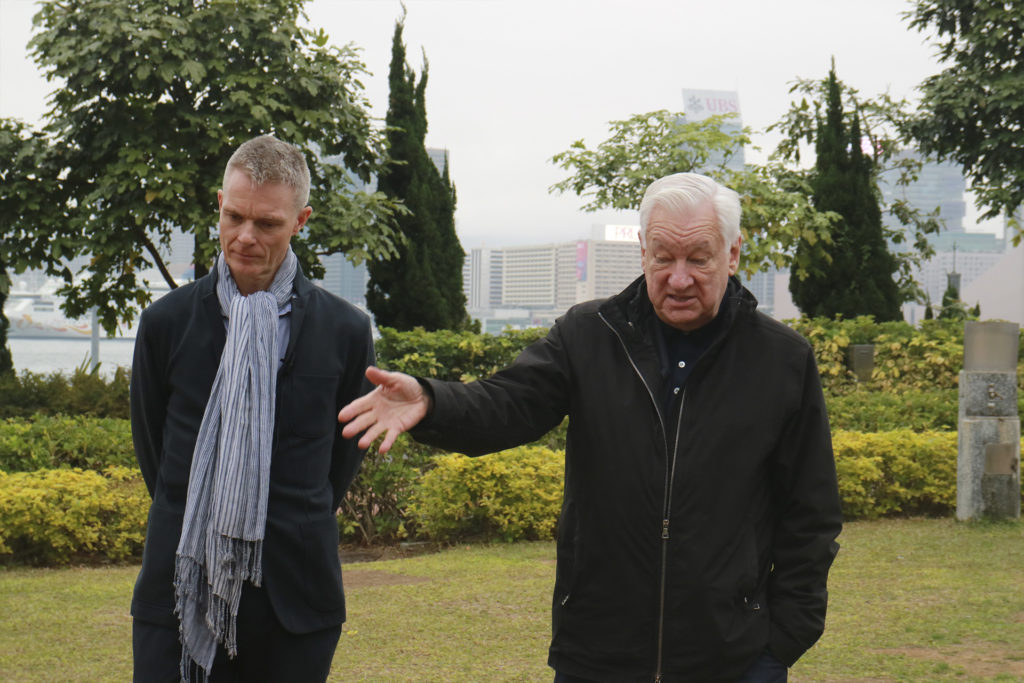 Tim Marlow（左）與Michael Craig-Martin（右）介紹園藝叉雕塑時，認為作品與香港的建築有相似的地方。