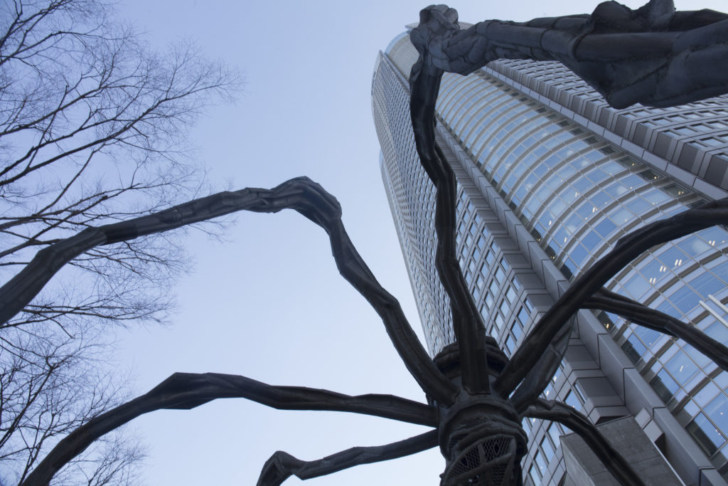 巨型蜘蛛”Maman”是六本木地標，亦是六本木眾多公共藝裝置之一。