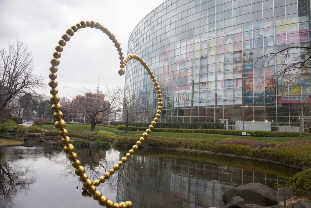 為慶祝六本木新城和森美術館成立 10 週年，法國藝術家Jean-Michel Othoniel創作了一個以金箔珠串成的心形裝置。