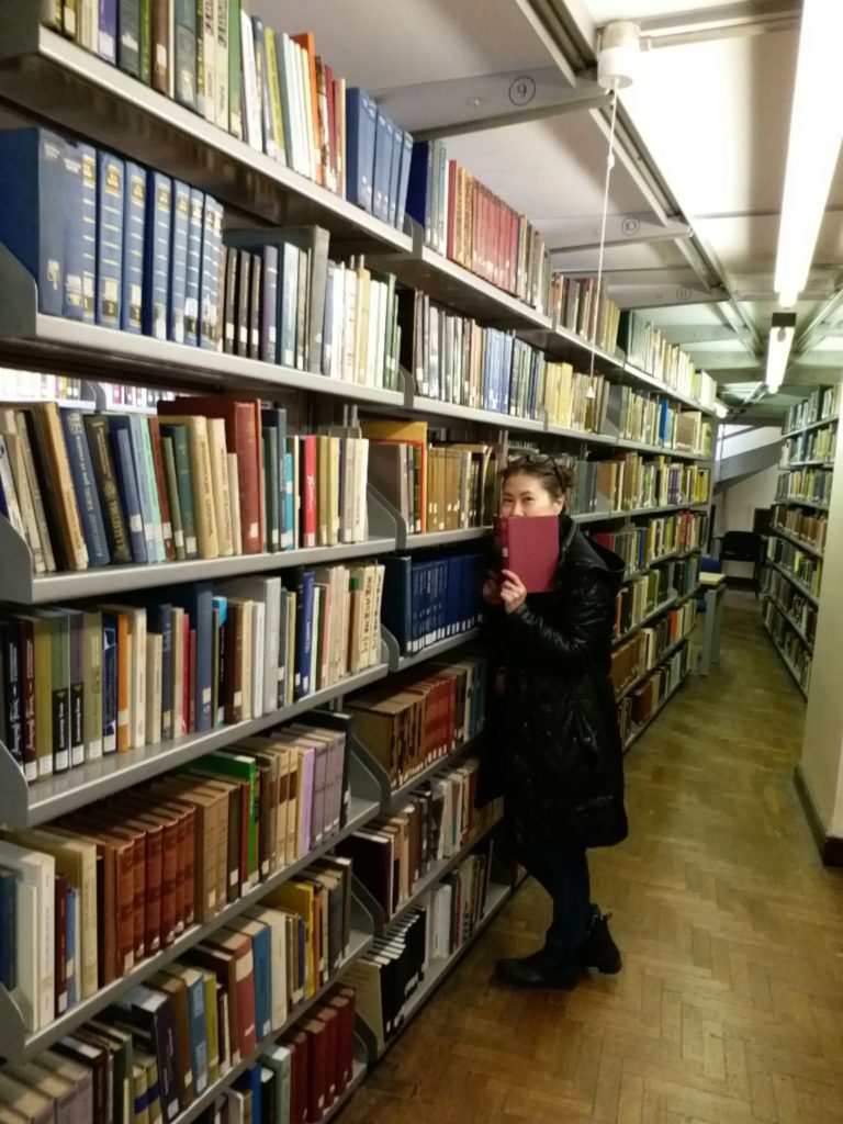 她到過哥哥就讀的英國University of Leeds圖書館留影。