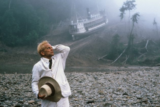 《陸上行舟》（Fitzcarraldo）經典一幕，在亞馬遜熱帶森林內，把300多噸的輪船推上山，就是為了滿足人類自大、狂妄的慾望。(圖©Werner Herzog Film)