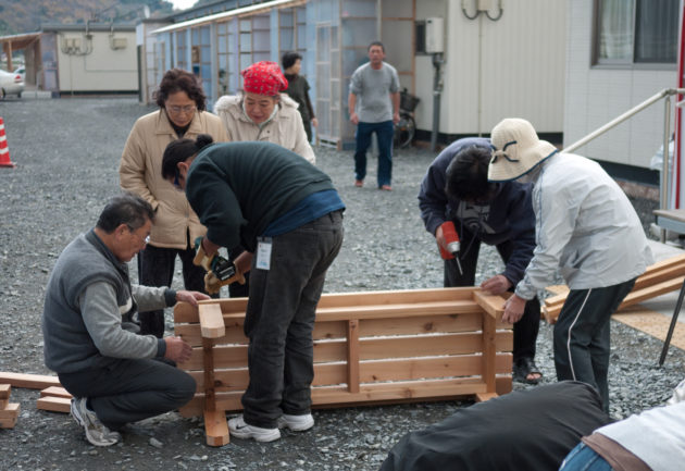 在災後，居民在石卷工房的協助下，用簡單的材料與工具自製家具。