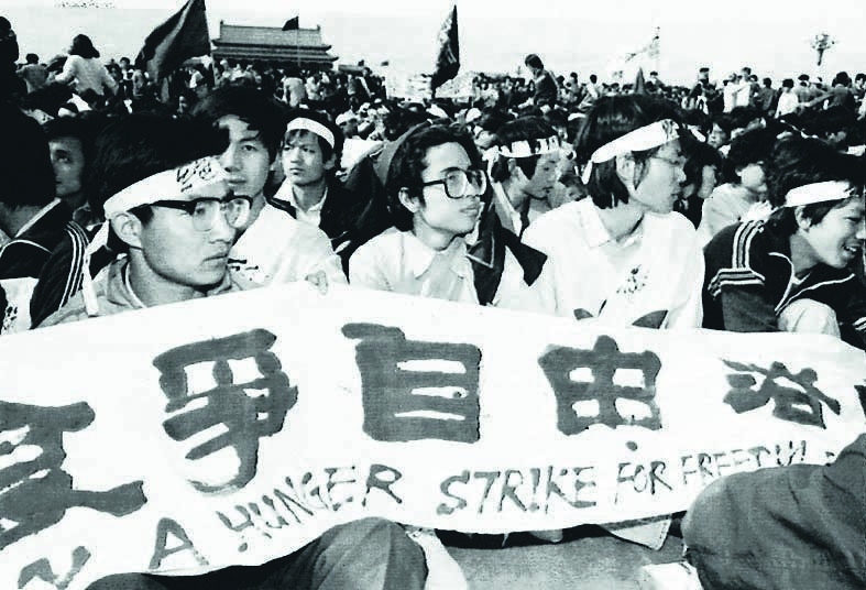 1989年4月18日， 北京學生在天安門集會靜坐。