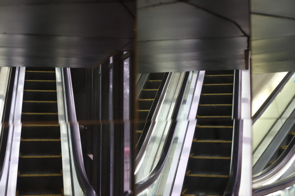 電梯的玻璃倒影有劉以鬯先生《對倒》的風情。