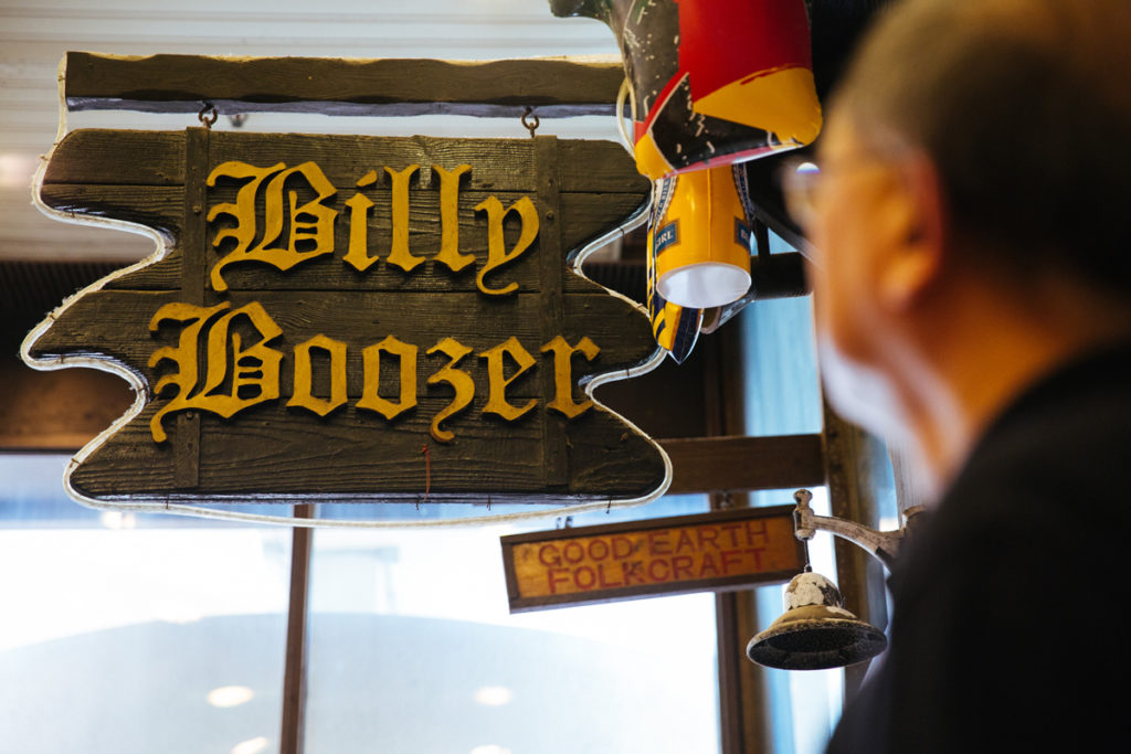 著名足球員鍾楚維投資的King’s Arm酒吧據報因03年經濟不景倒閉，商場僅餘的Billy Boozer，是畢架山地段絕無僅有的酒吧。
