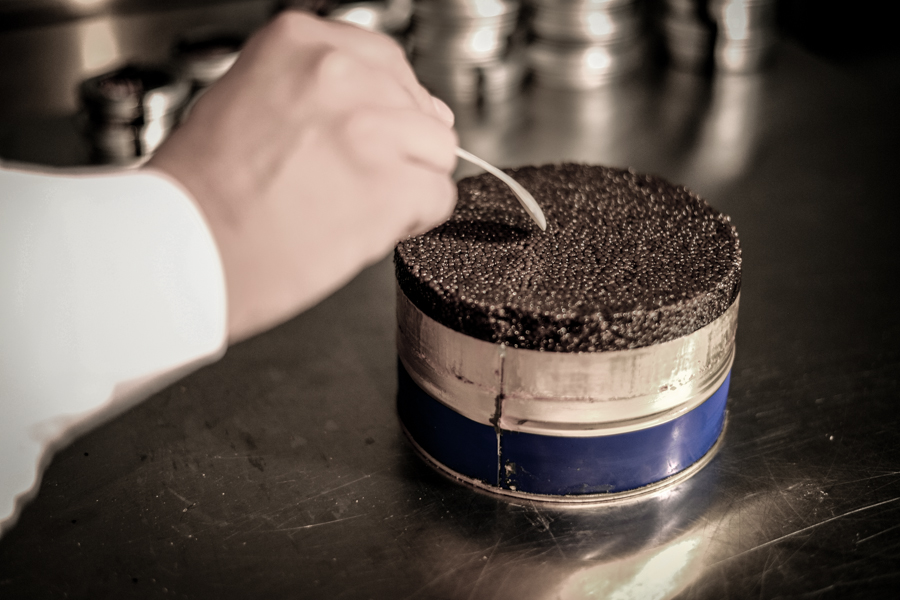 gourmet-en-provence-kaviari-caviar-tin-zoom-and-spoon