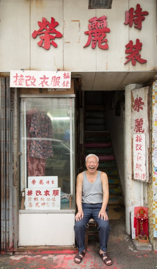 店主曾生專造女裝，櫥窗掛有他造給太太的衣服。