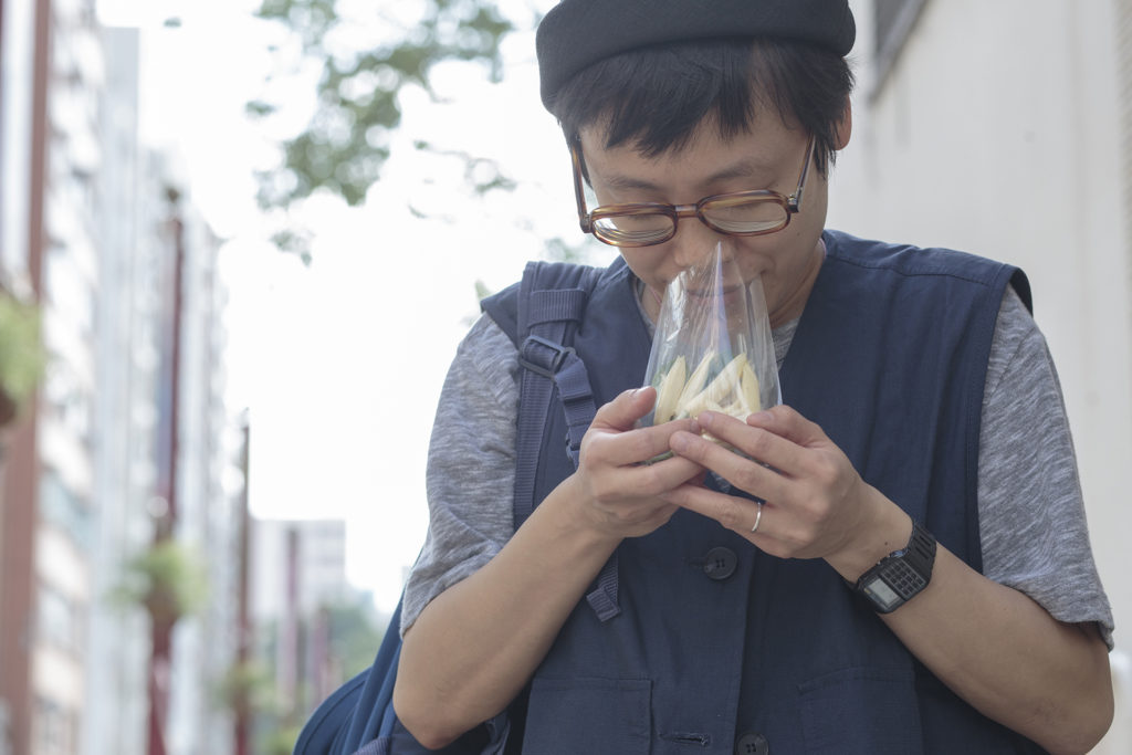 每一次回港，謝嘉敏也會到太子買一袋外婆喜歡的白蘭花，嗅嗅那份香氣，才覺得自己回來了。