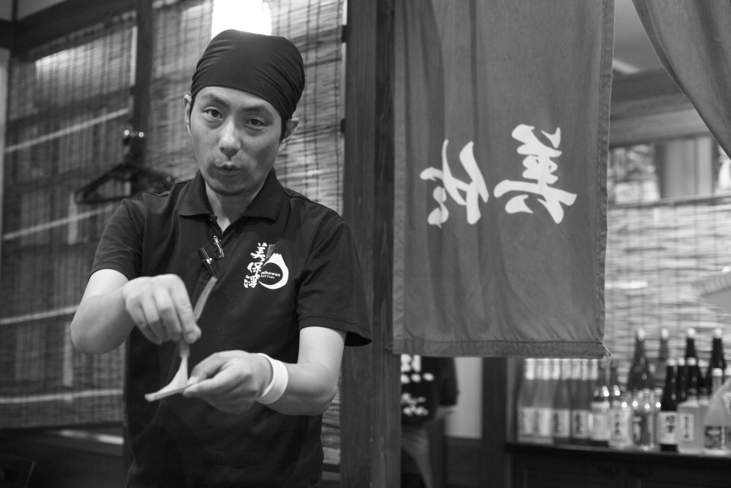 浜野先生是料理店的二代，他長駐於店並不時為到訪境港的遊客解說當地蟹業概況。