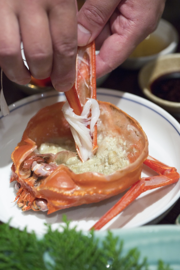 鳥取縣的人喜歡挑出蟹肉，沾上蟹膏味噌而吃。新鮮的蟹腳，肌里是緊緻的。