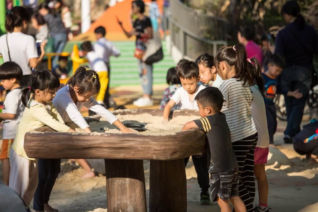 「沙枱」讓坐輪椅的小朋友都能玩沙。沙中有「化石」，增加玩味，其他小朋友都會被吸引一同玩耍，達致共融。
