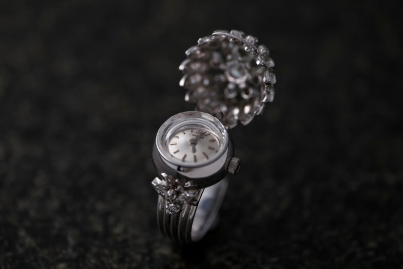 Omega在創牌之初曾推出具有隱藏式錶盤的珠寶錶，亦於1955年以全球最細自動機芯之名破了當時的世界紀錄；圖中神秘時計鑽石戒指為古董工藝店Jos《約》創辦人Lina Lam的私人收藏，歷史近百年。