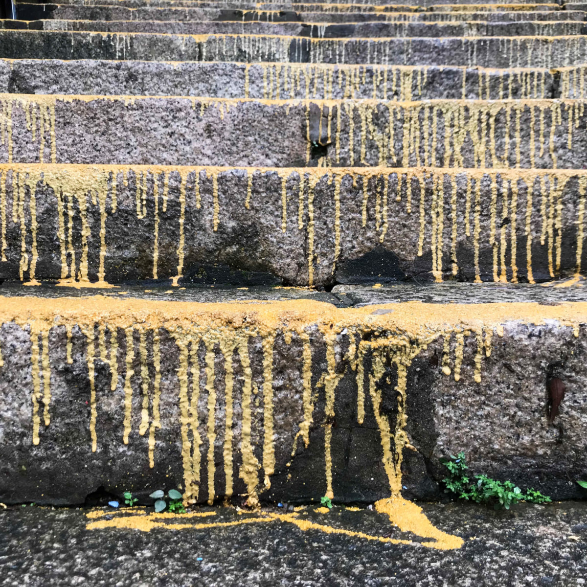 百年花崗石梯遭路政署淋上「防滑黃色鋼砂」，被批損害古物和造工粗劣，近期當局每日清理三級樓梯。