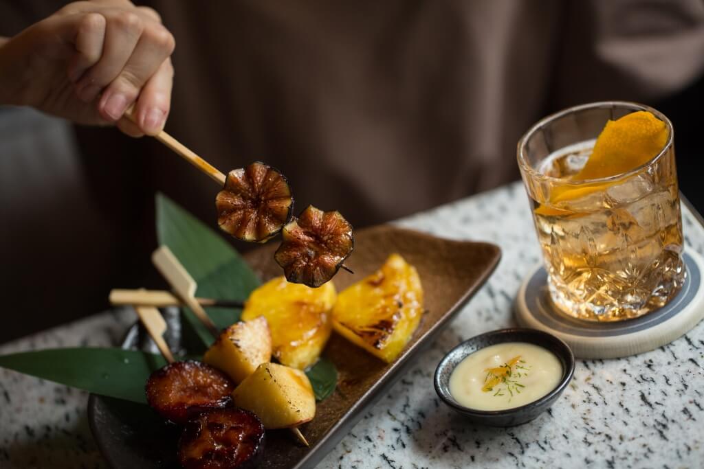 炭燒新鮮水果拼盤：即場炭燒的水蜜桃、無花果、布冧和菠蘿表面略帶焦香，一咬之下果汁瞬間爆發，既香且甜。（$108）