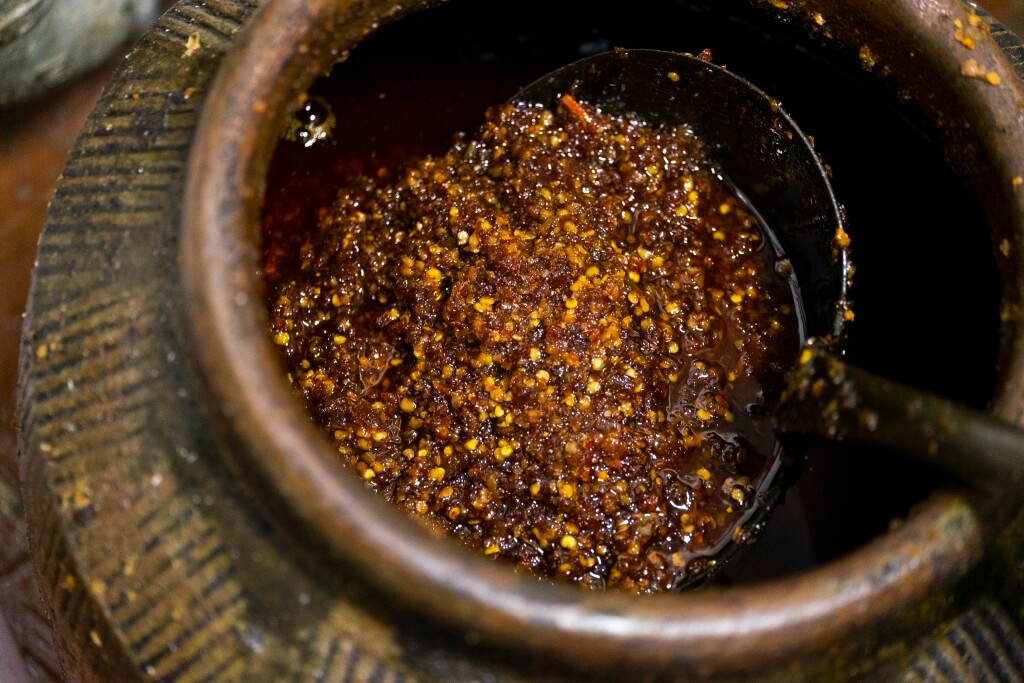 老闆娘自家製的辣椒醬主要用上湖南指天椒、蒜頭和菜花油炒成，辣勁強烈。