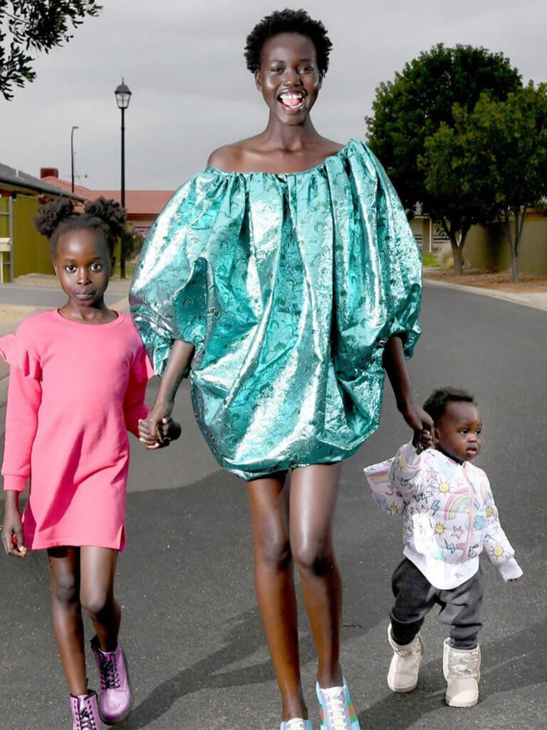 作為移居澳洲的蘇丹難民，Adut Akech終能找回她原本無處安放的身份認同，以澳洲模特兒的身份，與妹妹和弟弟登上國際雜誌。