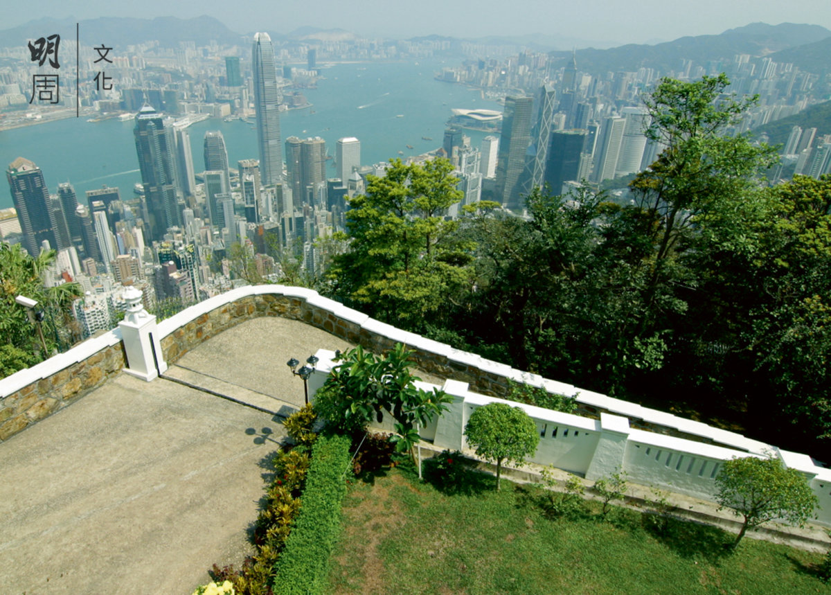 從屋外空地可一覽維港景色。姚醫生說，他當年在這裏看着國際金融中心興建、落成，後來趕上的環球貿易廣場，更高。