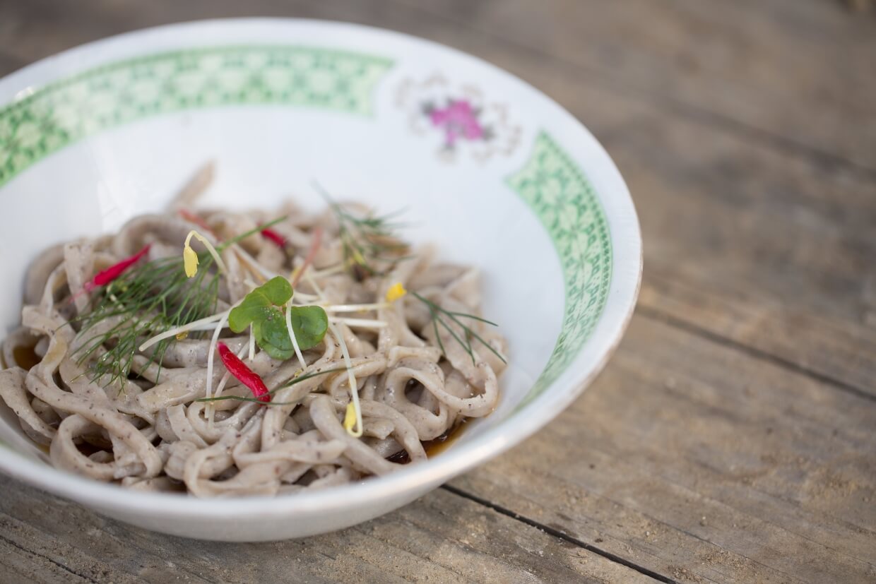 把收割來的蕎麥製成麵條，倒入調配好的醬汁，再加幾條意外發現的蕎麥芽作點綴，正是今次trial and error的收成。