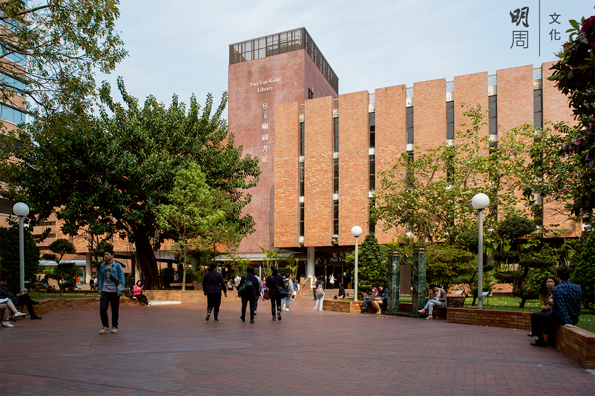 理工大學校園內聽得到 鳥叫，升起的平台也是避開馬路噪音的一種方式。