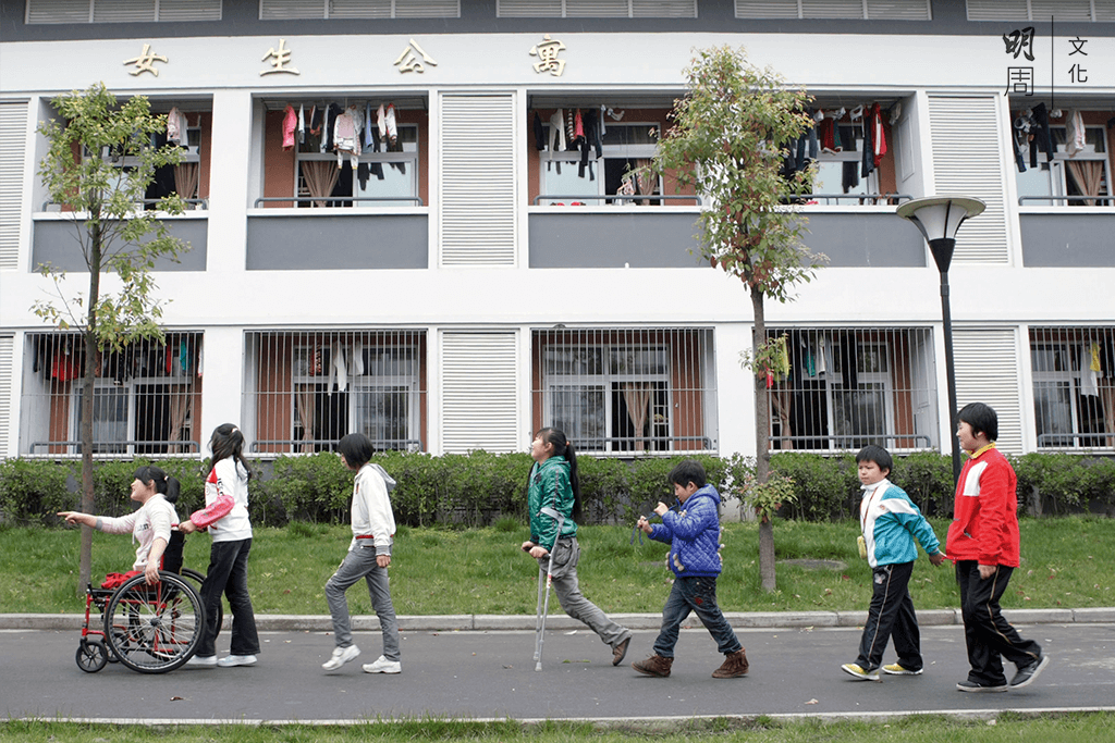 這三年，地震截肢孩子們學會忍受錐心疼痛，學會戴着義肢去重新學走路。