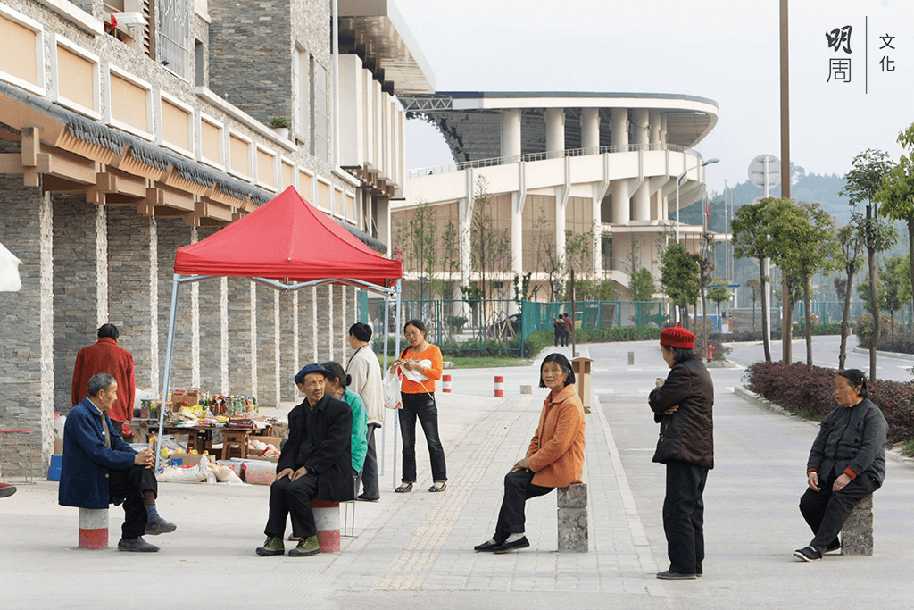 政府稱會「堅持城鎮重建和產業重建相結合」，在新縣城建設了農業產業示範園、山東工業園、商業步行街等重大產業設施，供約 15,000 個就業崗位。