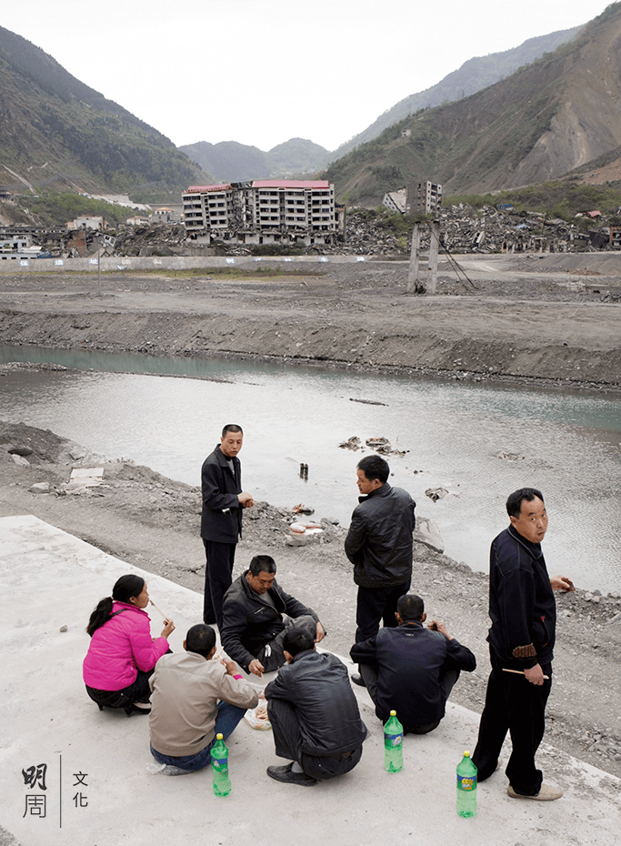 參加「地震遺址一日遊」的遊客絡繹不絕，走累了就野餐休息，四周是過萬人長眠於此的廢墟。