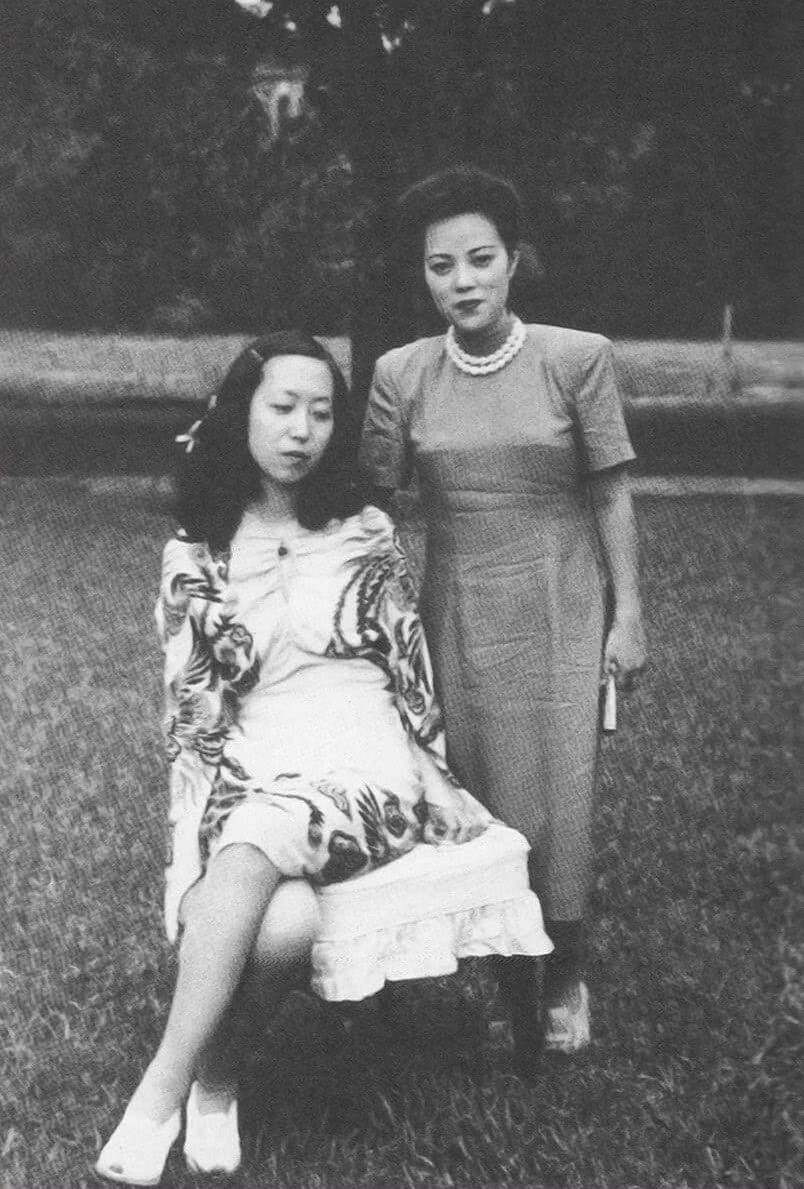 張母（右）一身素色裙子搭配珍珠鍊，與張愛玲一身露出雙腿的花色裙裝相比，後者在當時也就顯得「奇裝異服」。