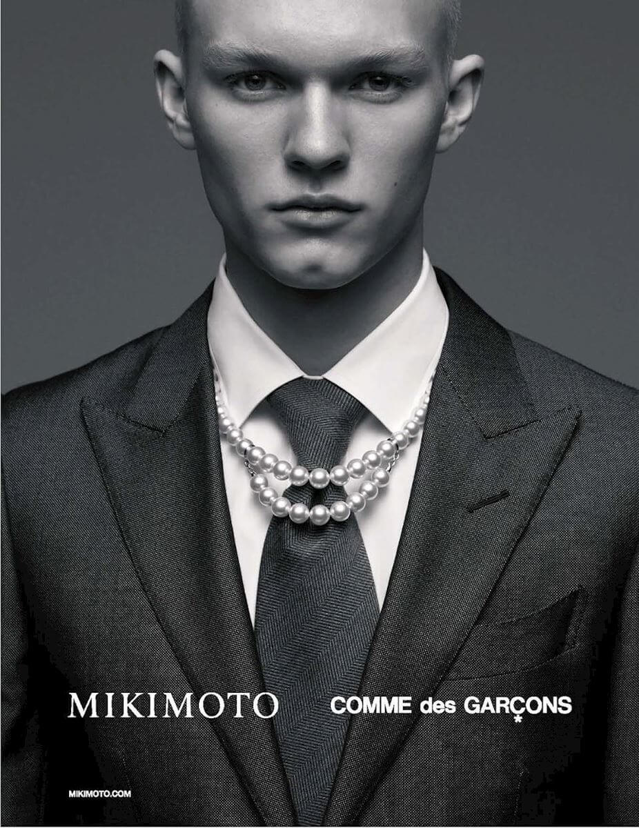 COMME des GARÇONS與日本珍珠品牌Mikimoto，曾於今年三月推出男裝聯乘珍珠鏈首飾。