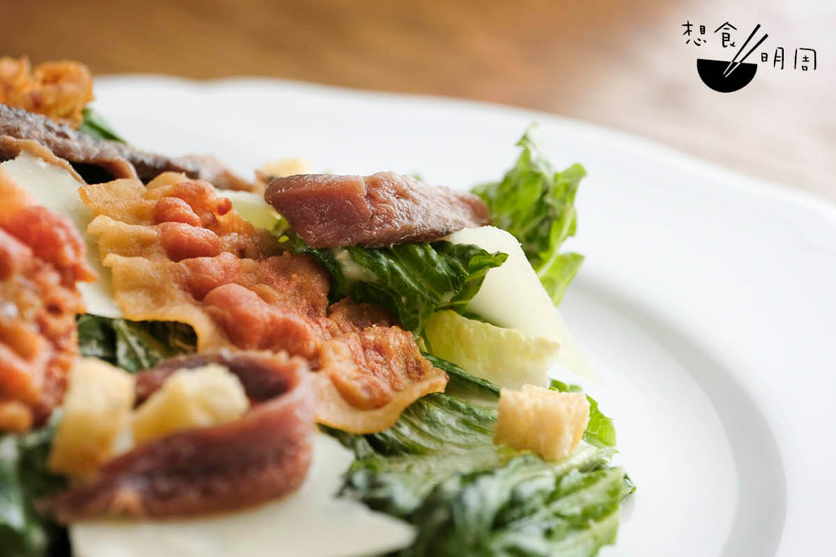 凱撒沙律//鯷魚是凱撒沙律的提味功臣。羅馬生菜配搭同樣鹹香的意大利煙肉及巴馬臣芝士碎，吃來鮮美又開胃。（$190） 