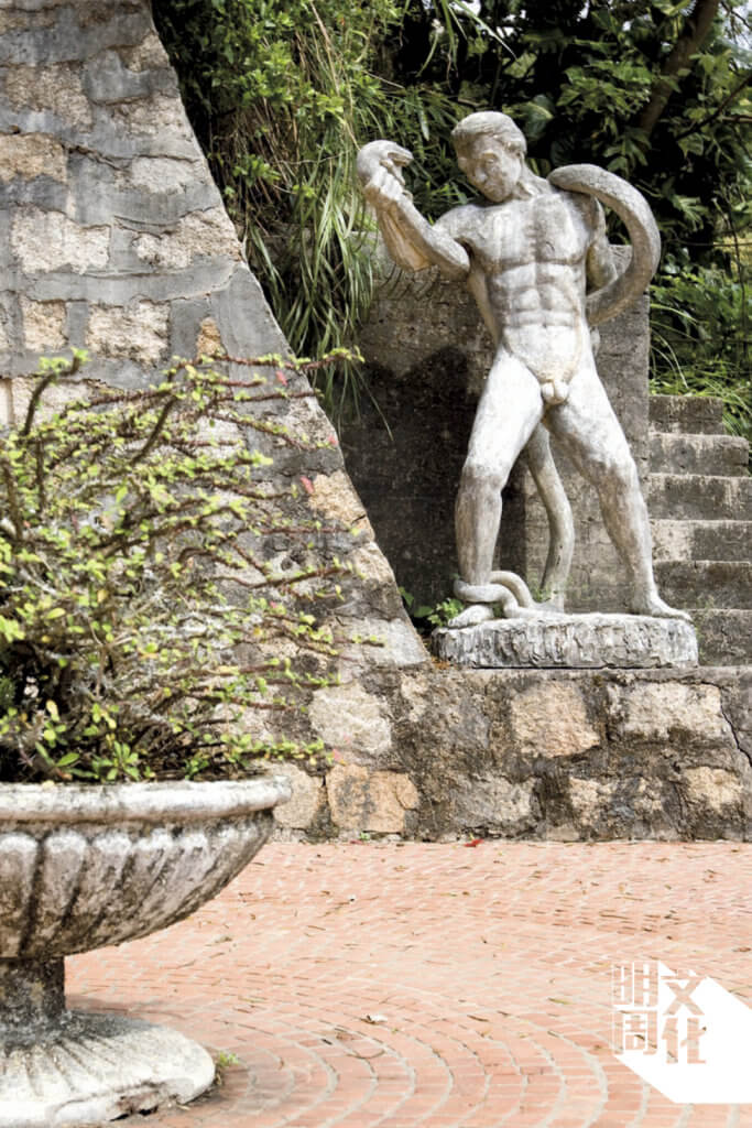 據說羅馬池周邊的雕像，是請師傅教島民修造的。