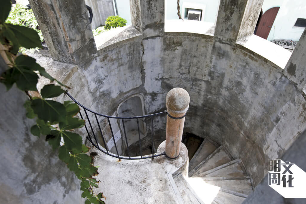 走上羅馬池旁的圓形小樓，是一道古典的迴旋樓梯，直上拱門建築的上層。