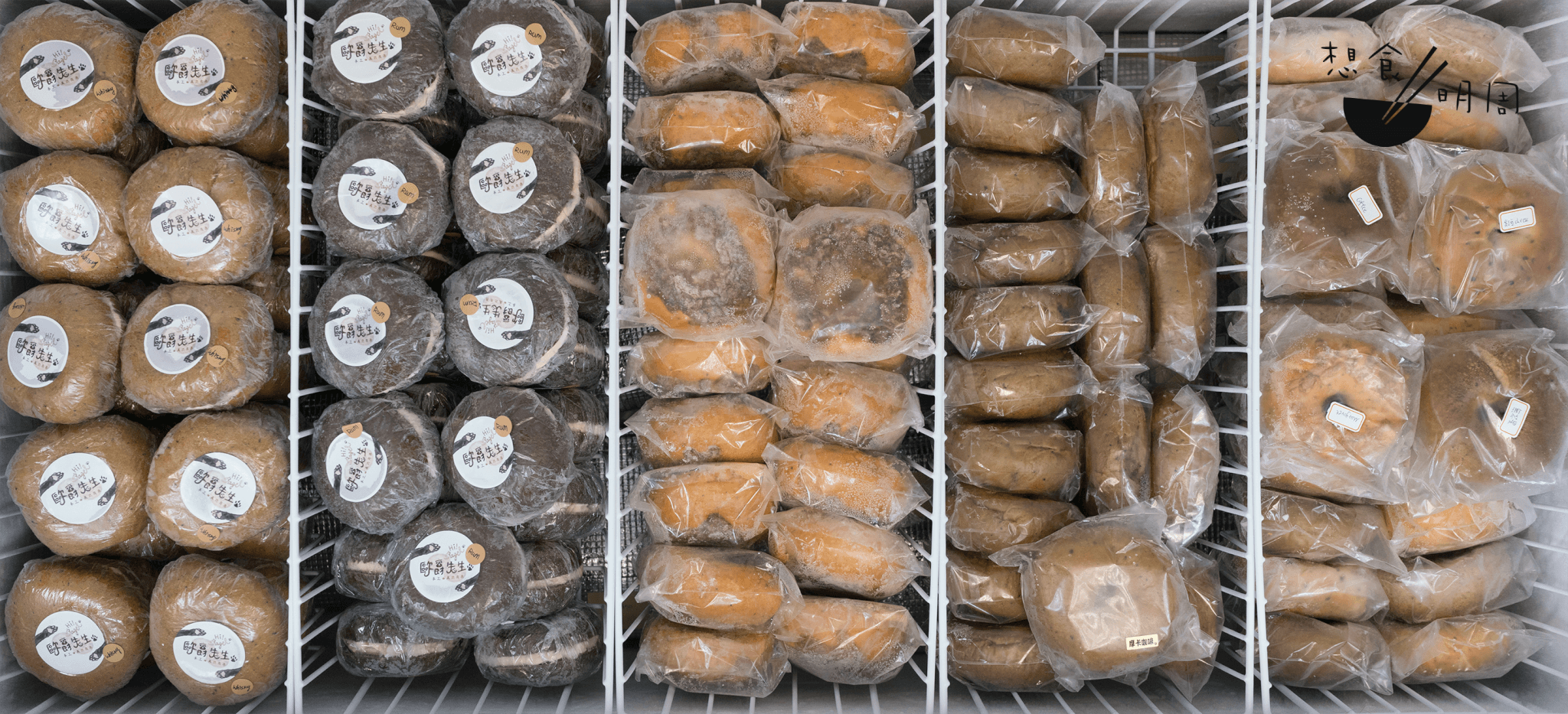 代購店在旺角設有門市，以有三個大冷凍櫃及一個冷藏櫃，儲存由台灣直送到港的各類鹹食、包點及蛋糕。