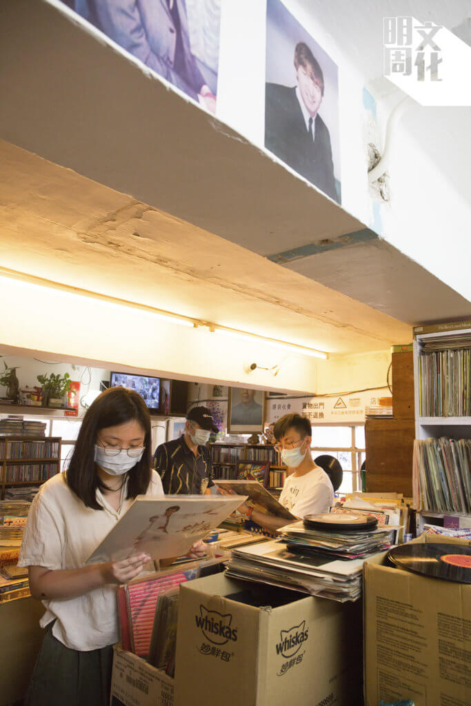 逛黑膠唱片店，是後生老餅的指定動作，若不是趕時間，他們可以在這裏待一整天，樂而忘返。