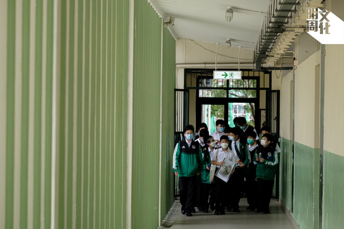 九龍華仁的走廊採用百葉牆的設計，通風透光特別好，每個學生都一定記得自己在走廊奔跑的日子。