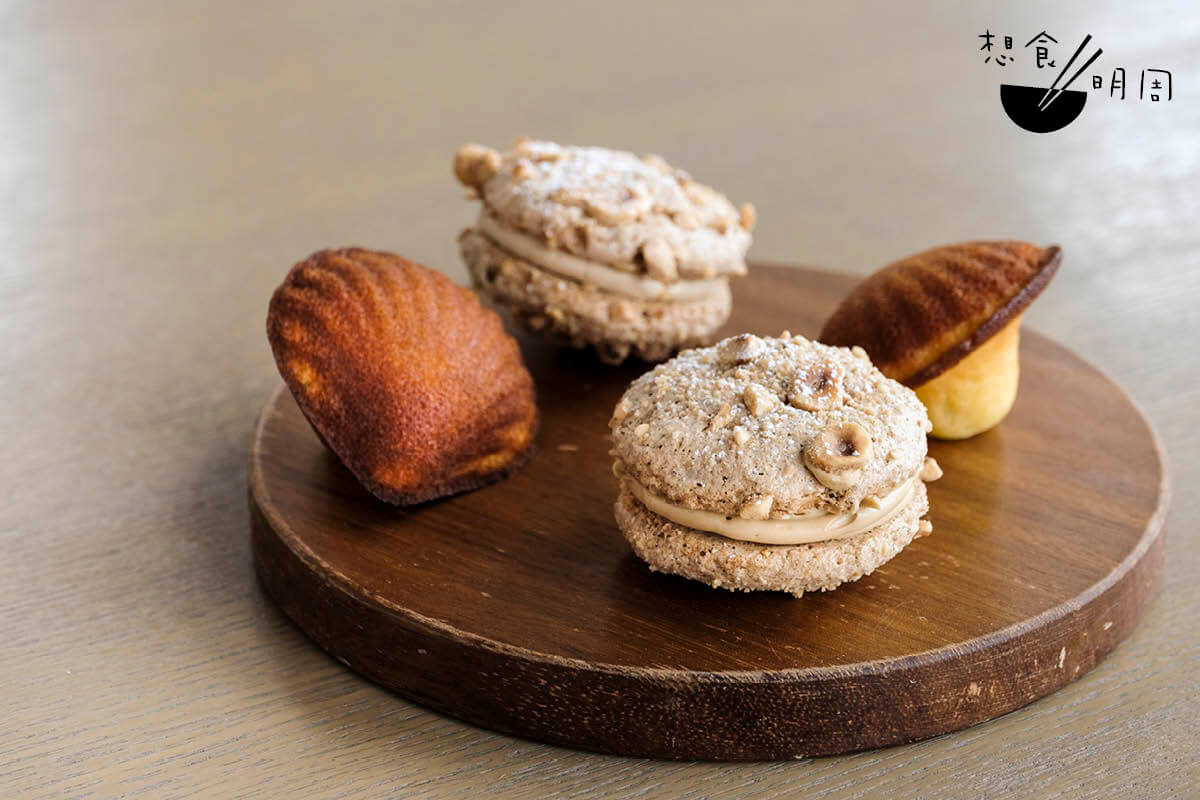 Hazelnut-coffee sandwich & Madeleine//前者像馬卡龍，中間夾了咖啡Butter Cream、烤榛果仁等，鬆化不過甜；後者甚有特色，不但外型像蘑菇，而且製作時也加入了清酒酒糟，讓蛋糕質感更鬆軟。（芬蘭聖誕下午茶之一，$368/位）